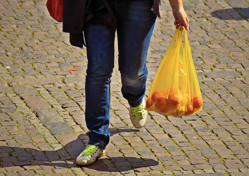 Consumidor manauara terá sacolas plásticas gratuitas por mais um ano 