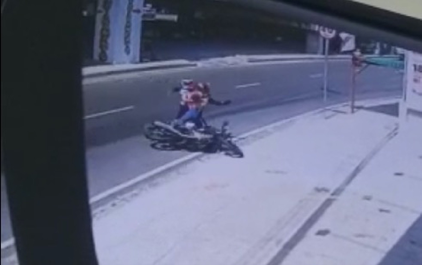 Óleo em viaduto causa acidente e deixa duas pessoas feridas em Manaus