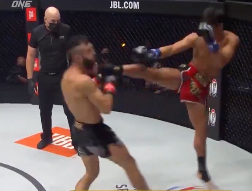 Lutador leva chute e apaga em nocaute impressionante; vídeo