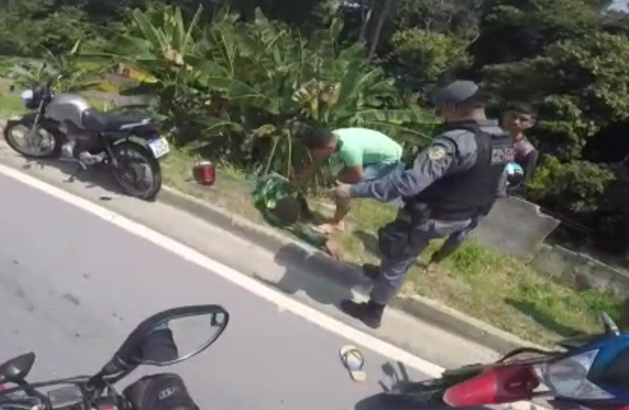 Mototaxista é arremessado em grave acidente em Manaus