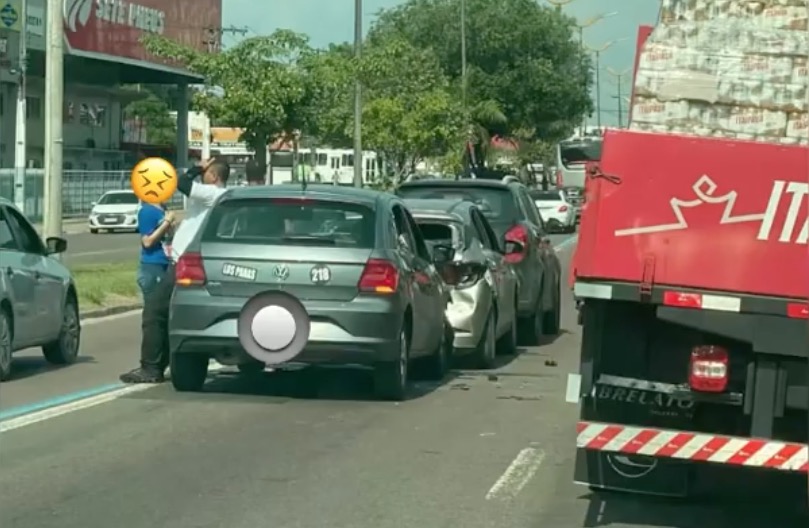 Acidente envolvendo três carros deixa trânsito lento em avenida de Manaus
