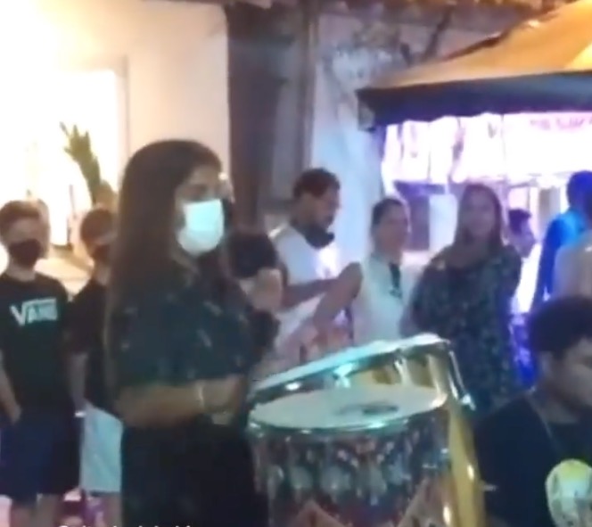 Aos 12, filho de Ivete Sangalo toca em show em Trancoso