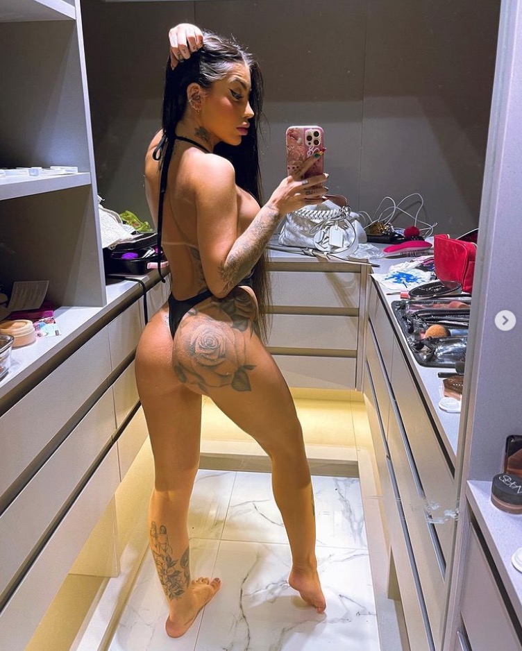 MC Mirella esquenta o clima ao deixar quase tudo à mostra em maiô micro 