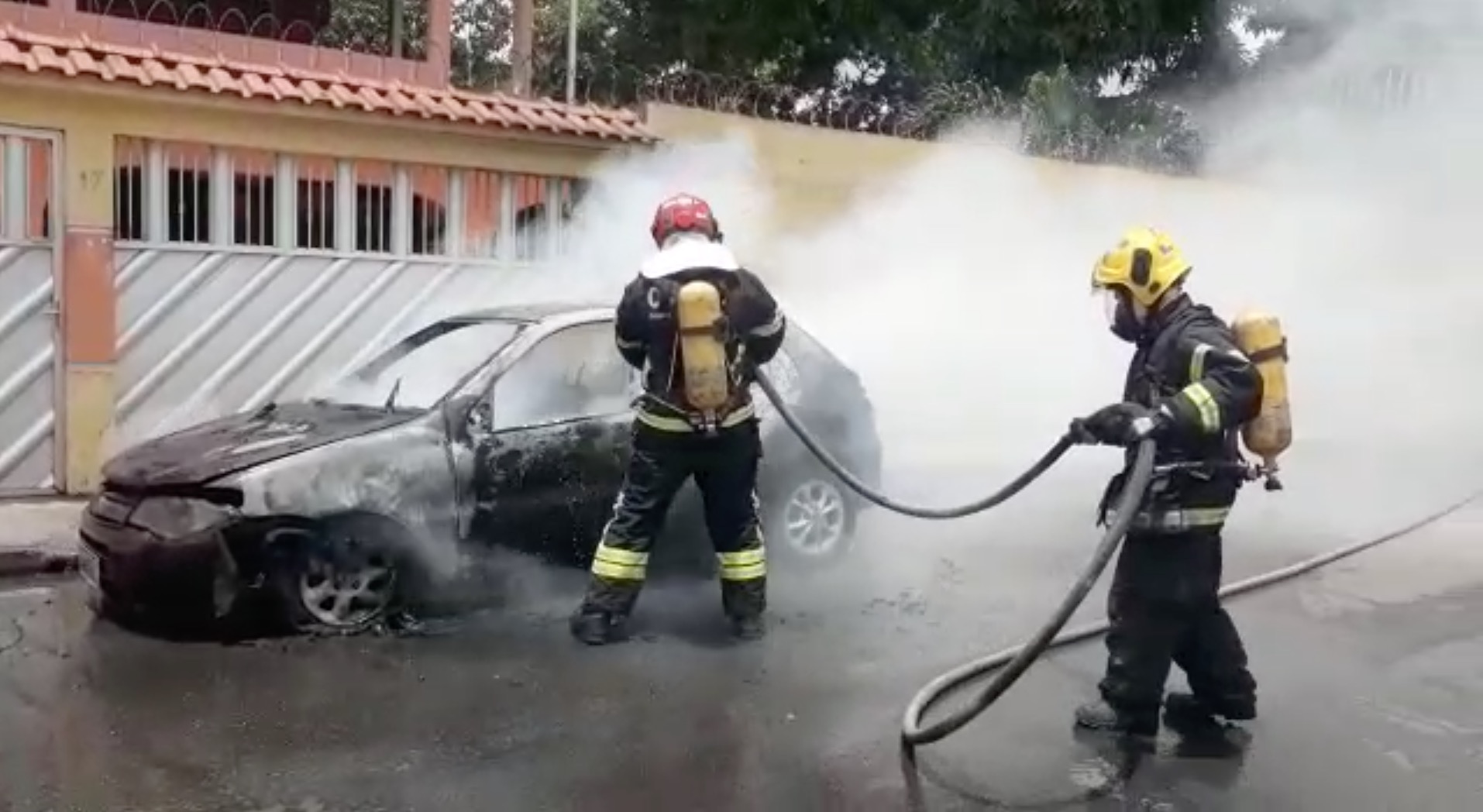 Incêndio destrói carro em rua de Manaus; Vídeo