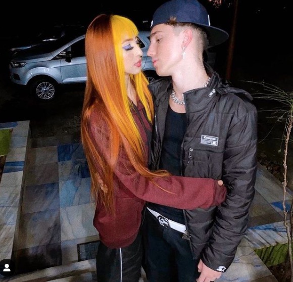 Ruivinha de Marte surge em clima de romance com cantor 