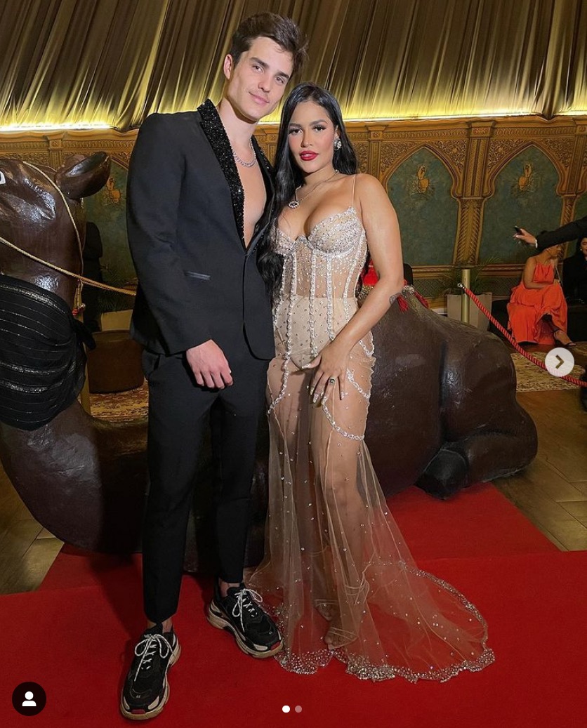 Ex-bbb Flay faz festão de aniversário e fica noiva; vídeo