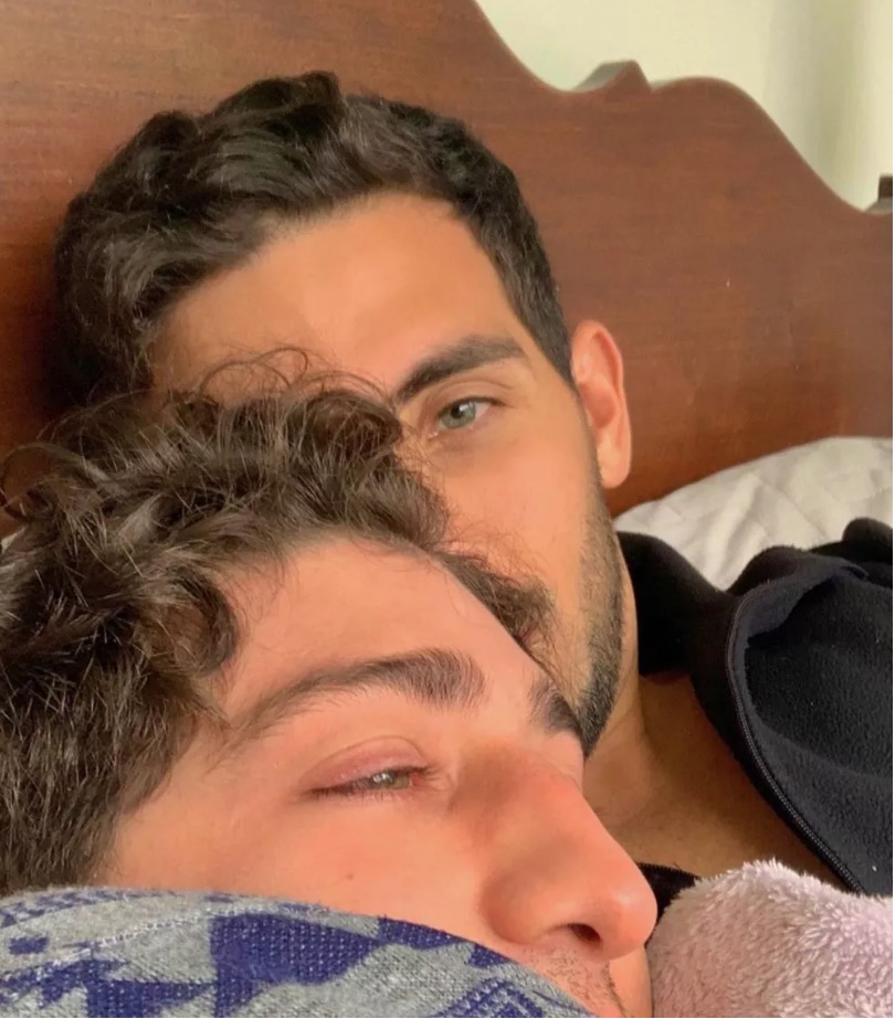 Johnny Massaro assume namoro com amigo de infância