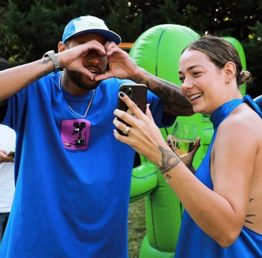 Neymar faz homenagem carinhosa para Carol Dantas: ‘companheira’ 