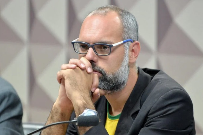 Moraes pede prisão e extradição de blogueiro bolsonarista Allan dos Santos