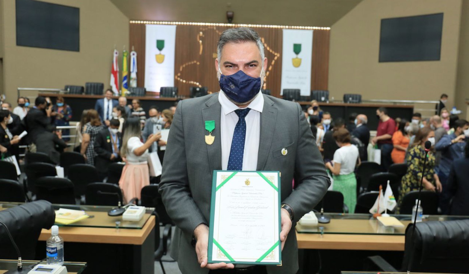 Aleam condecora professor que ensina Direito em escolas públicas em Manaus