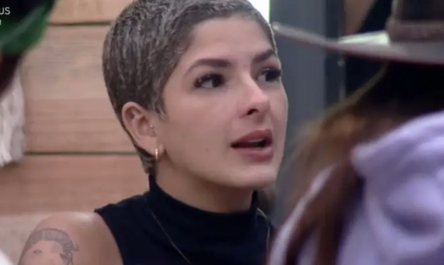 A Fazenda: Lary Bottino promete pular pelada na piscina se voltar da roça 