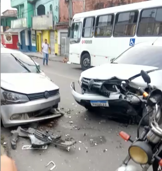 Carros ficam destruídos em acidente em Manaus; vídeo