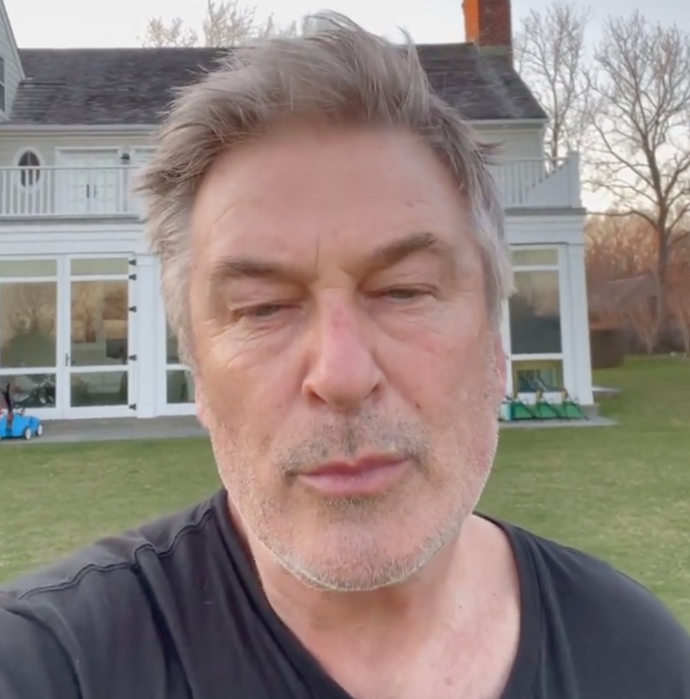 Alec Baldwin se pronuncia sobre morte de diretora: ‘Sem palavras para demonstrar meu choque'