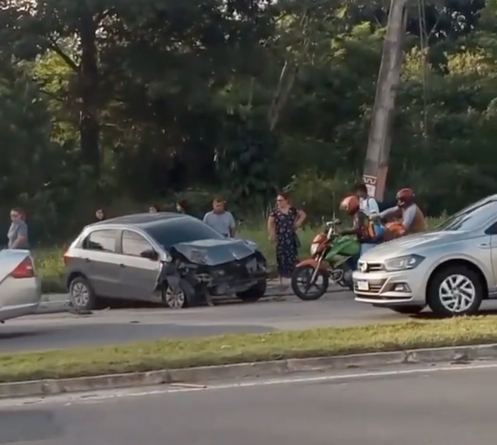 Carro fica destruído ao bater em poste de avenida em Manaus; vídeo