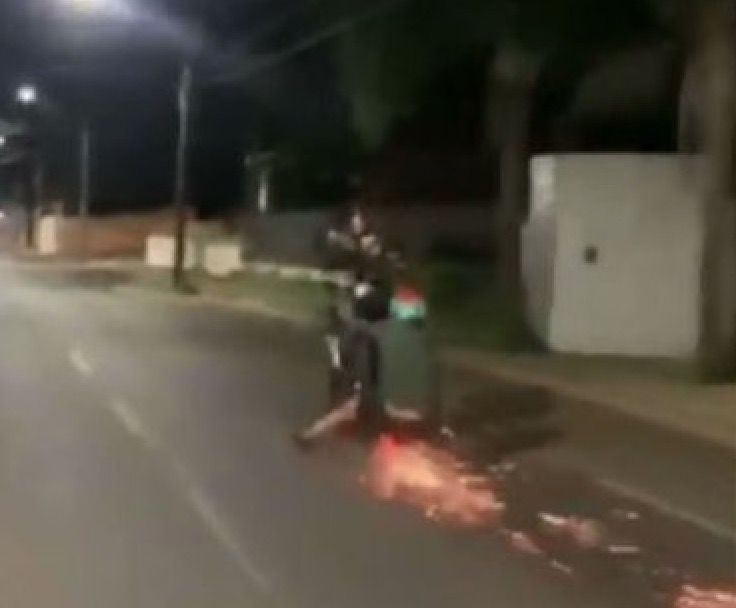 Motociclista faz 'gracinha' com moto em movimento e se dá mal; Veja vídeo