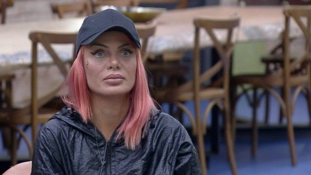 Valentina desconfia de gravidez e teme ser expulsa de A Fazenda 