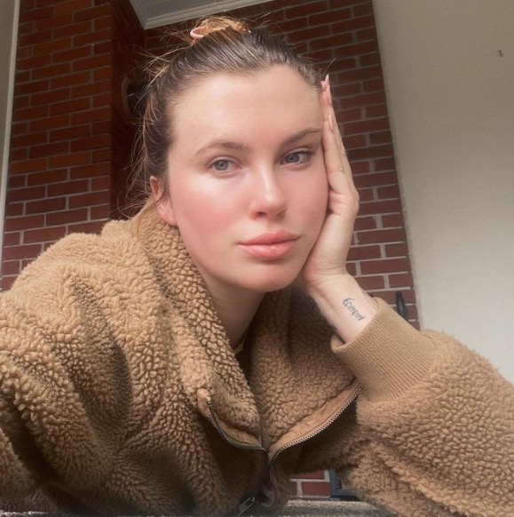 Filha de Alec Baldwin discute com comentarista que chamou pai de assassino