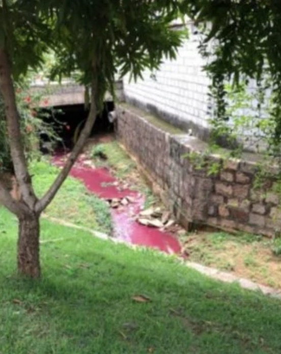 Rio surge com água vermelha e intriga moradores de cidade paulista