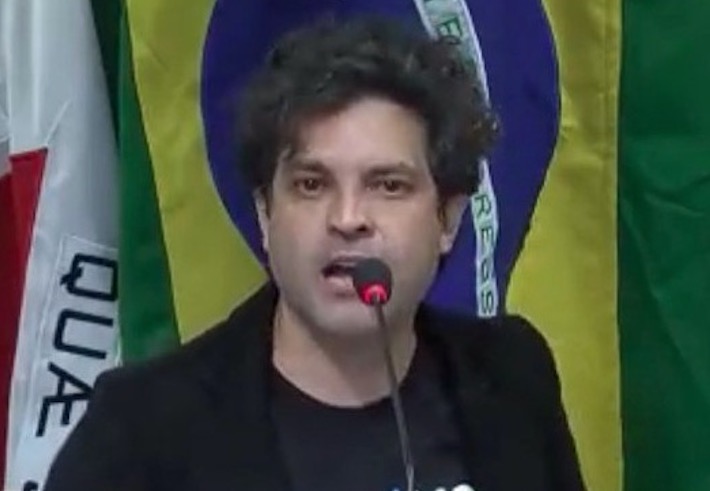Vídeo: Vereador bolsonarista desmaia durante discurso na Câmara 