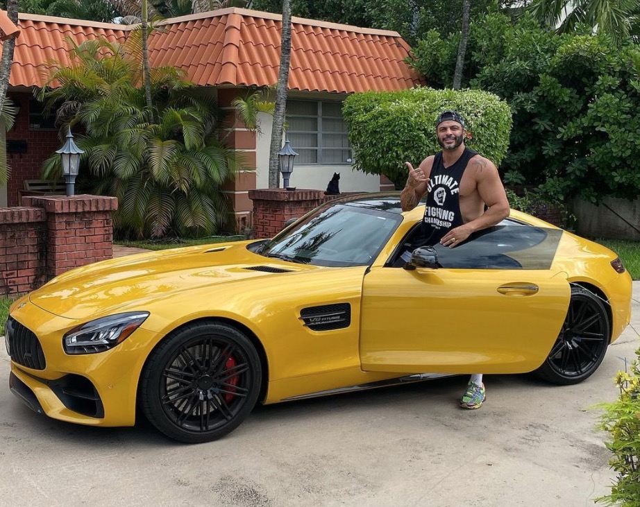Kleber Bambam ostenta carro de R$ 1,5 milhão nos EUA 