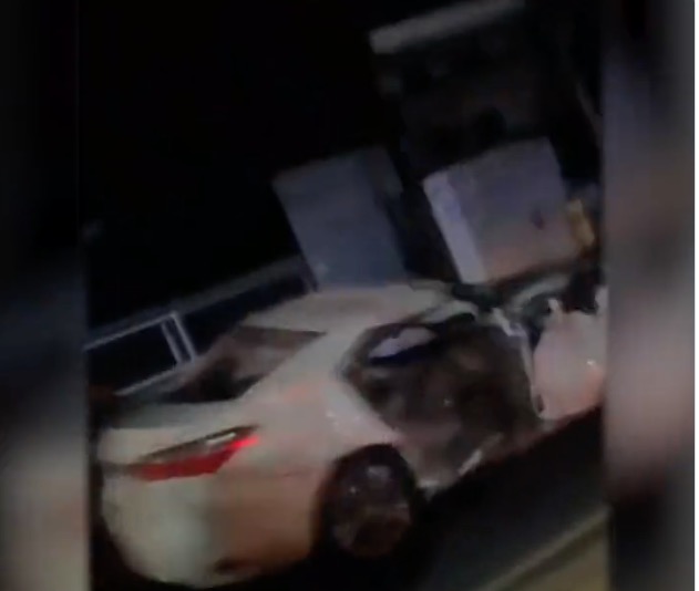 Carro fica destruído ao colidir contra poste em Manaus; vídeo
