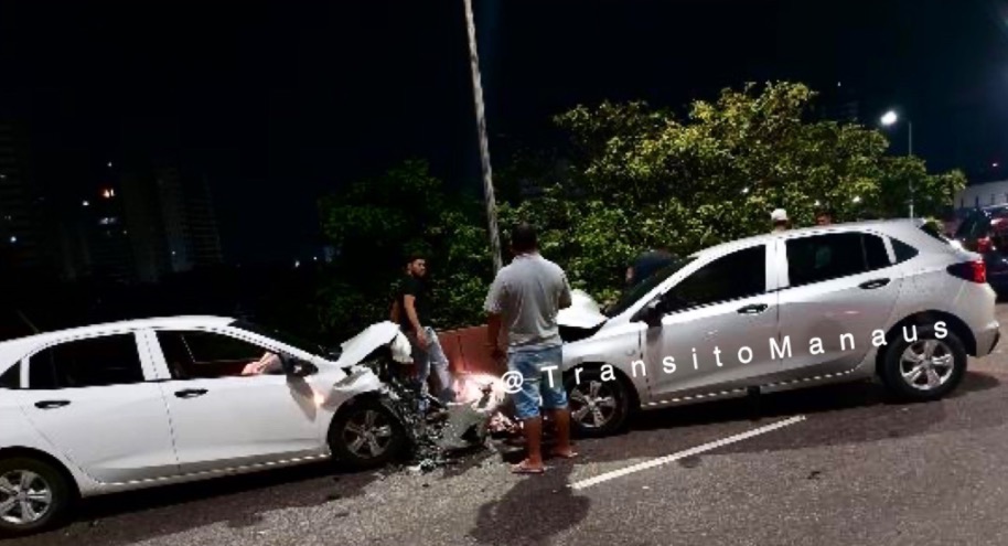 Carro sobe viaduto na contramão e causa acidente em Manaus; vídeo