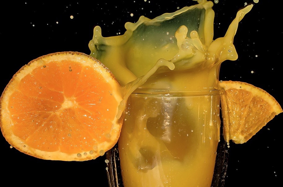 Emagreça com esse incrível suco detox de laranja, limão e alface