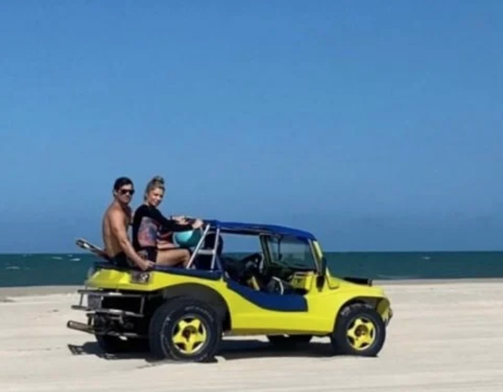 Assumidos, Grazi Massafera posa com namorado durante viagem do Ceará 