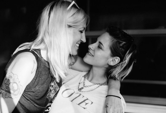 Kristen Stewart confirma noivado com a roteirista Dylan Meyer 