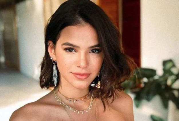 Bruna Marquezine se pronuncia após polêmica com fantasia de enfermeira 