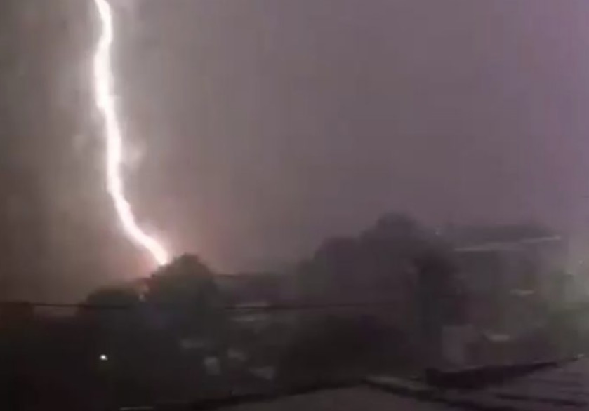 Bahia é atingida por mais de 125 mil raios durante tempestade nesta quinta