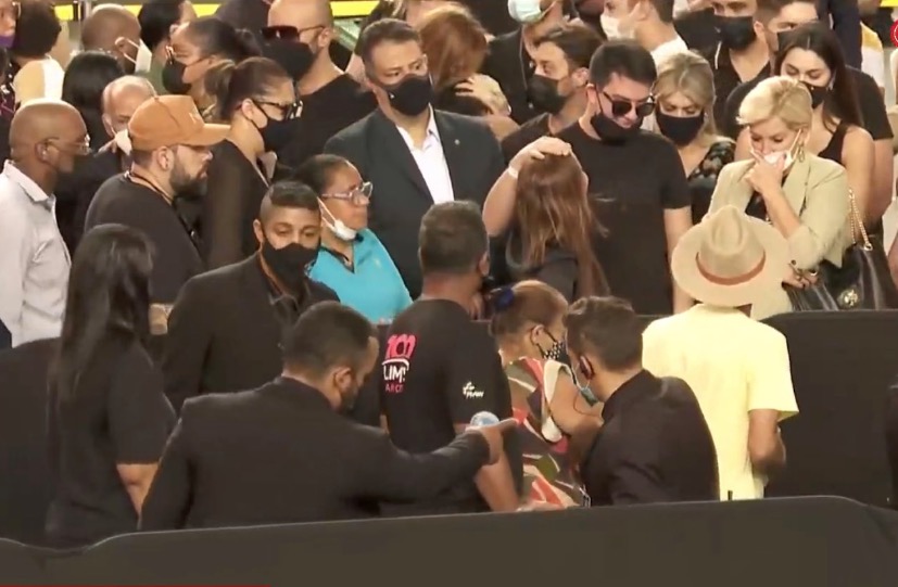 Fã desmaia ao dar último adeus a Marília Mendonça em velório