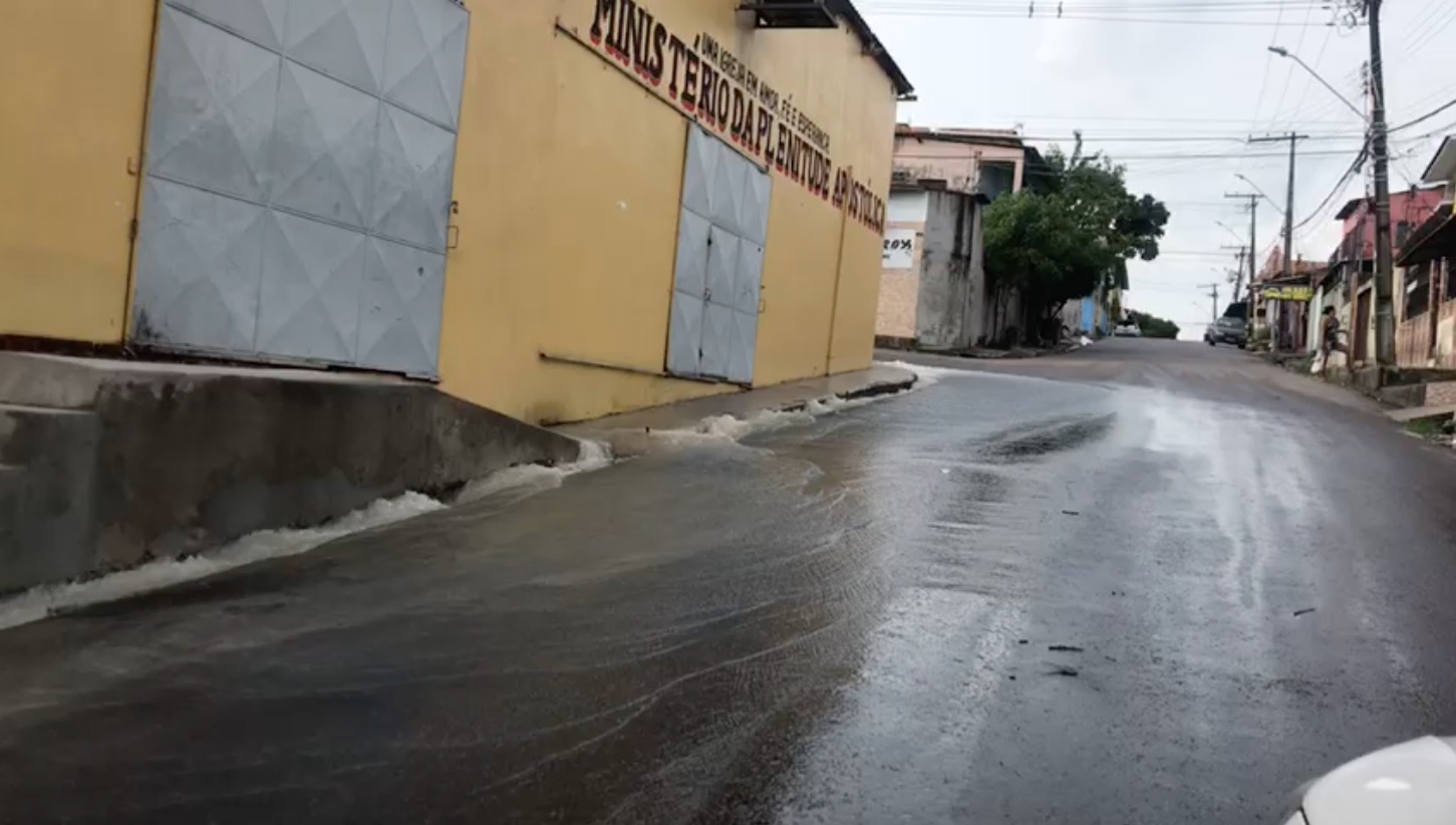 Cano estoura e causa transtorno para moradores da zona leste de Manaus