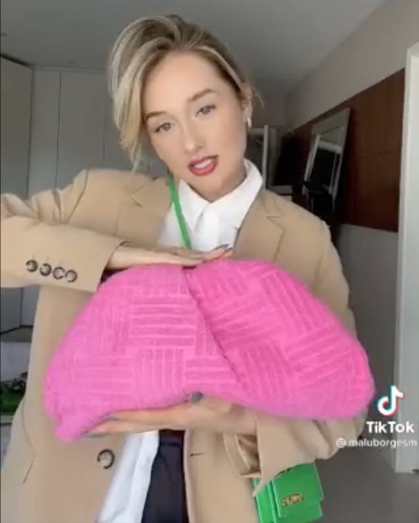Influencer vira meme após comprar bolsa de R$ 24 mil parecida com toalha