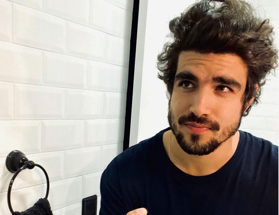 Caio Castro é flagrado aos beijos com loira em festa; vídeo 