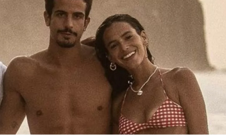 Bruna Marquezine e Enzo Celulari são vistos aos beijos em festa