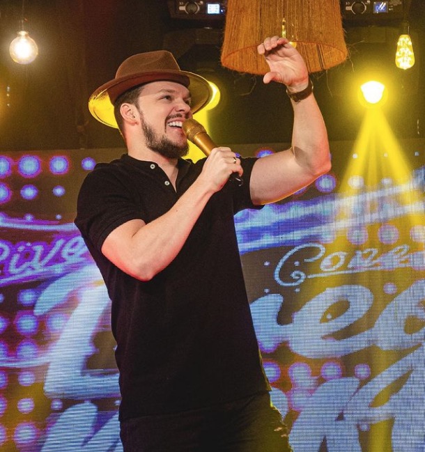 Cantor sertanejo Thiago Costa sofre grave acidente