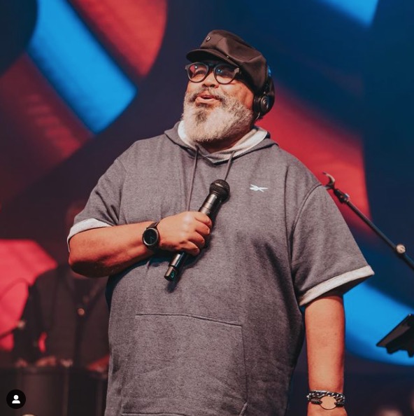 Jorge Aragão recebe alta médica após mal-estar: 'continuo on'