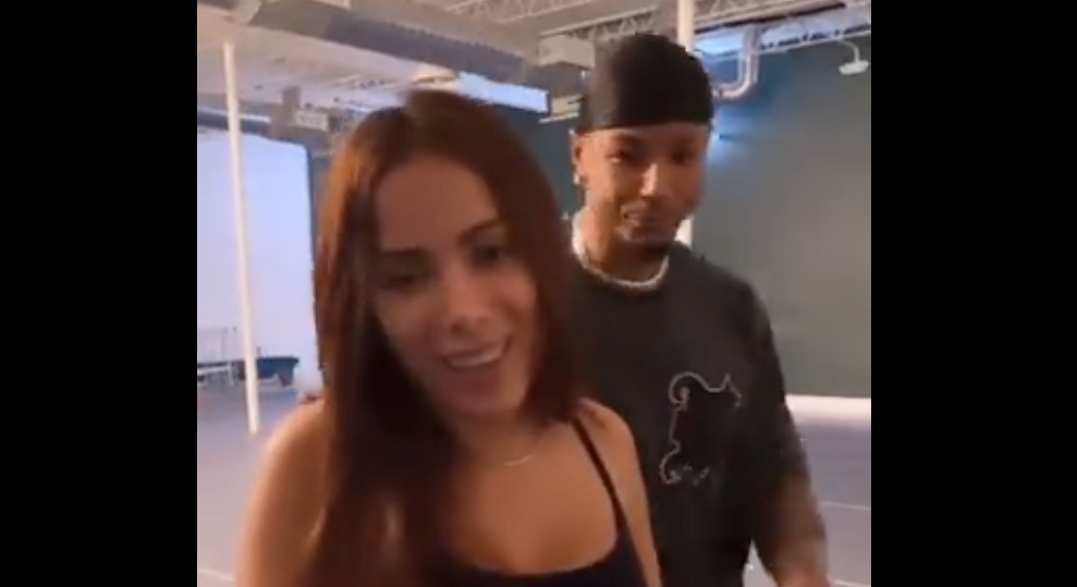 Vídeo: Anitta revela que convidou modelo para clipe porque queria transar