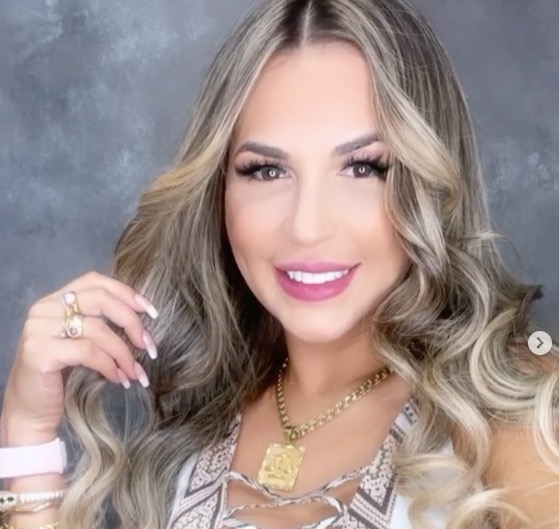 Deolane é xingada em show de funkeiro; Veja vídeo 