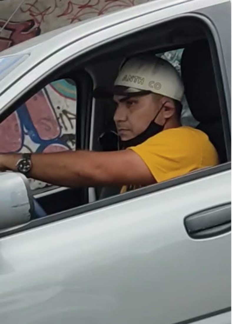 Frentista é arrastada por carro de motorista que fugiu de posto sem pagar gasolina em Manaus