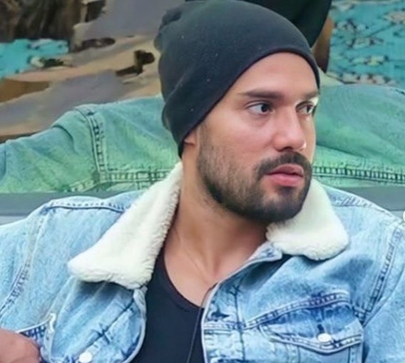 Bil descobre que peões falaram sobre o tamanho de seu pênis e reage