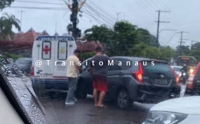 Acidente entre ambulância e carro deixa trânsito complicado em Manaus