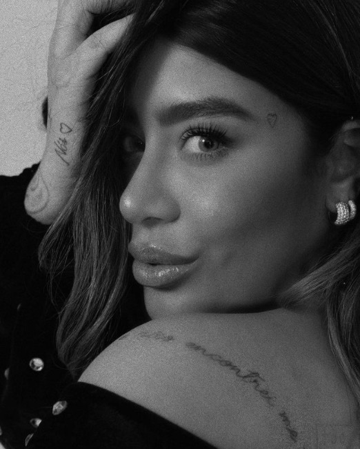 Rafaella Santos, irmã de Neymar, faz tatuagem no rosto; Veja foto
