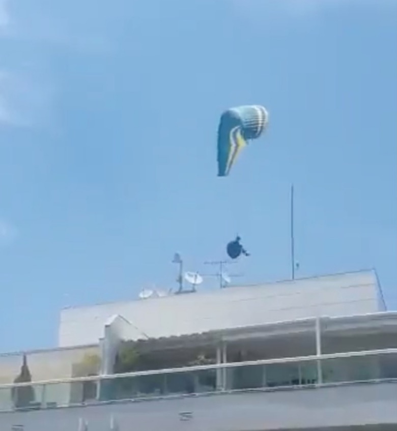 Piloto de parapente despenca durante salto e cai em rua de Niterói; vídeo