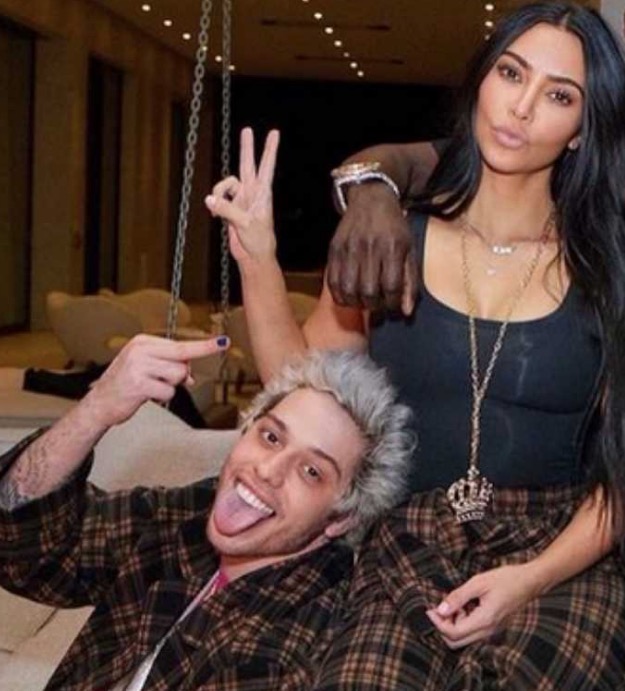 Kim Kardashian e Pete Davidson estão oficialmente namorando, diz imprensa americana