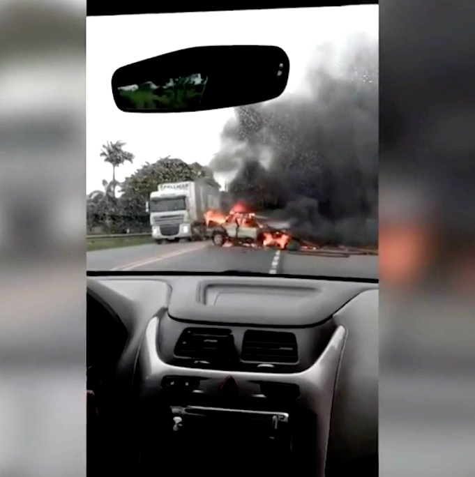 Carro pega fogo após acidente com caminhão em rodovia; Veja vídeo