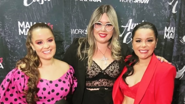 Maiara e Maraisa se emocionam com fã idêntica a Marília Mendonça em show 