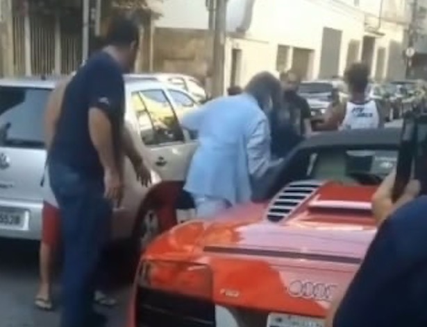 Carro de luxo de Roberto Carlos fica no 'prego' por falta de gasolina e web reage: 'a coisa tá séria'