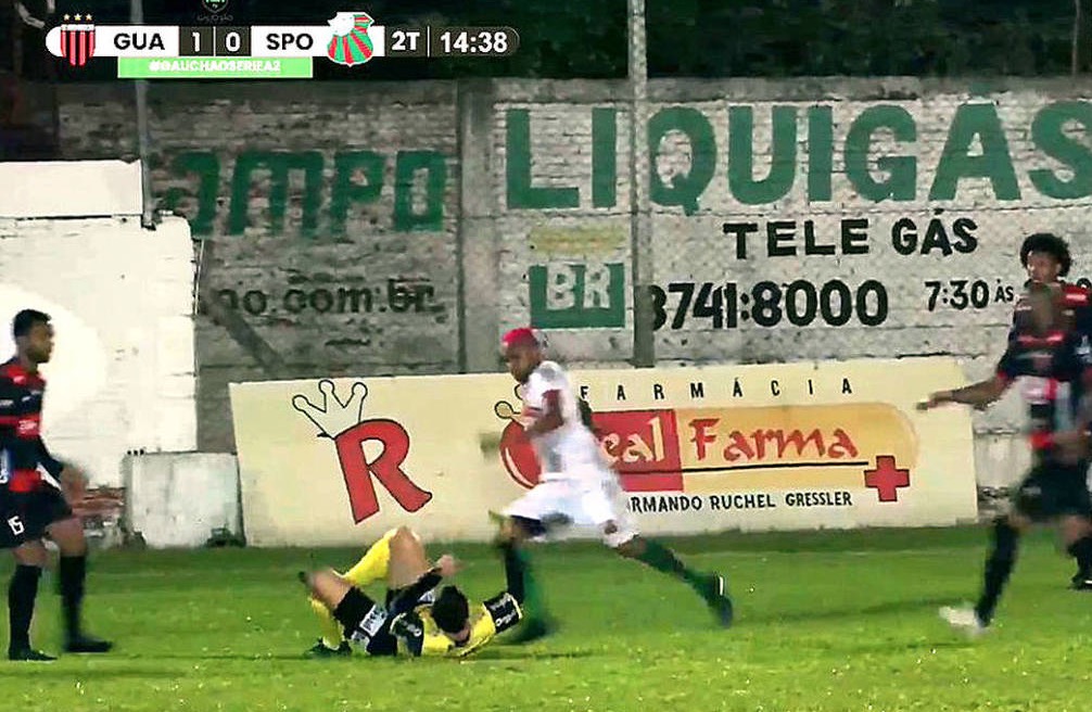 Jogador que chutou juiz é denunciado por tentativa de homicídio qualificado